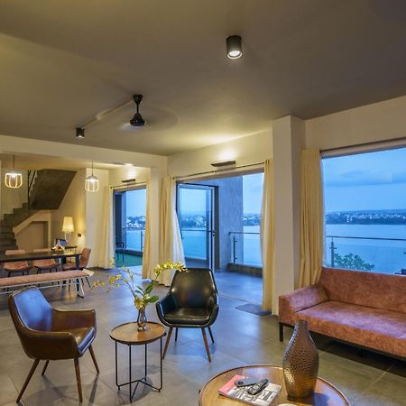 Grey Stone - Lakefront Penthouse Family Rooms Kolhápur Exteriér fotografie