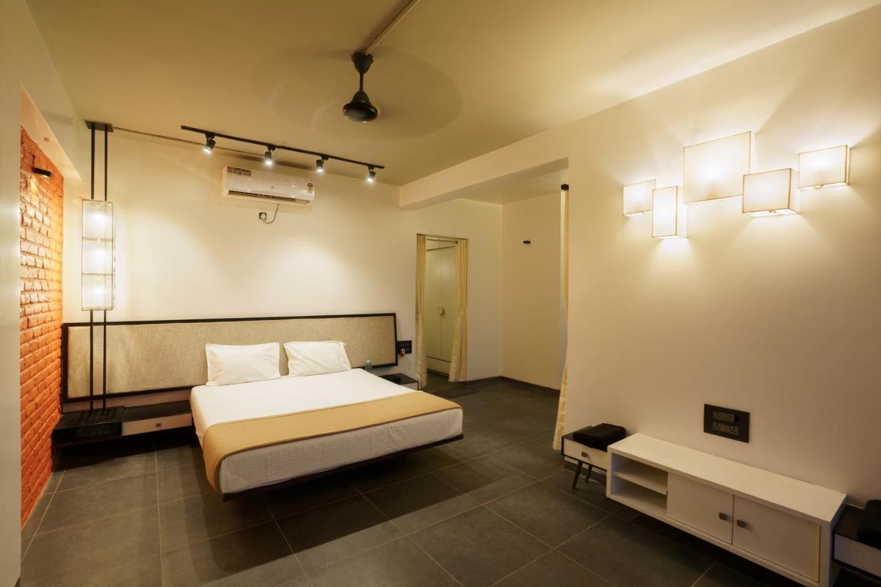 Grey Stone - Lakefront Penthouse Family Rooms Kolhápur Exteriér fotografie