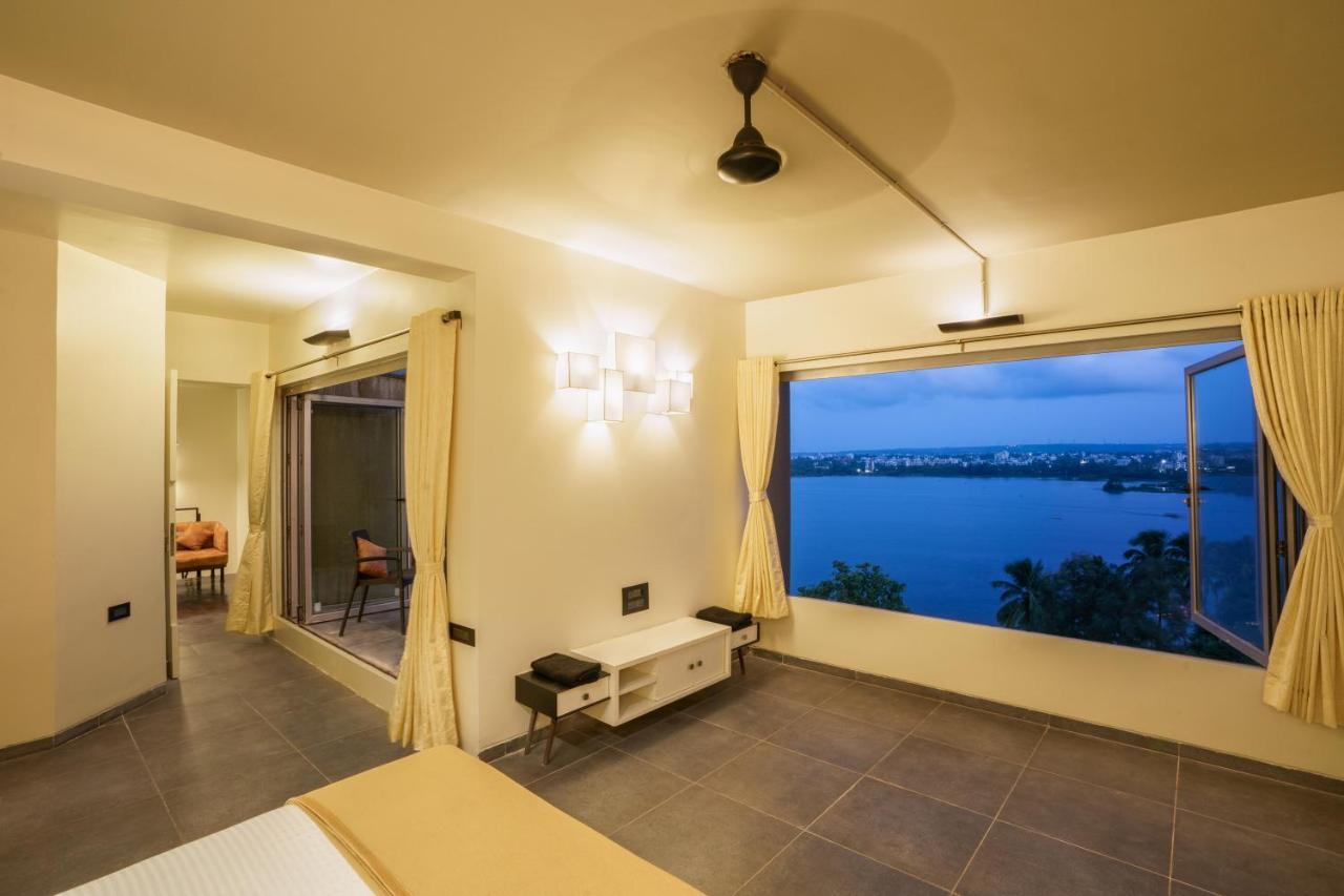 Grey Stone - Lakefront Penthouse Family Rooms Kolhápur Exteriér fotografie