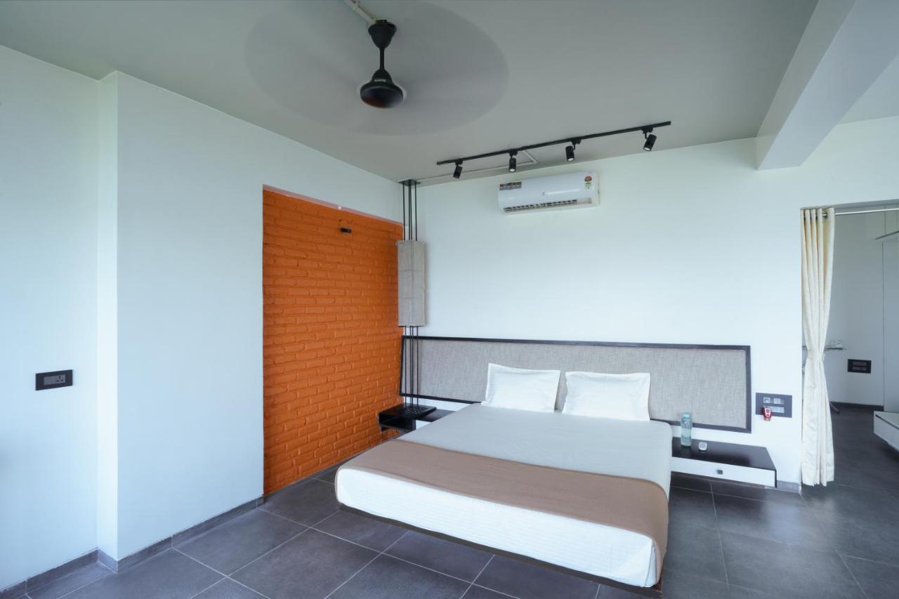 Grey Stone - Lakefront Penthouse Family Rooms Kolhápur Exteriér fotografie