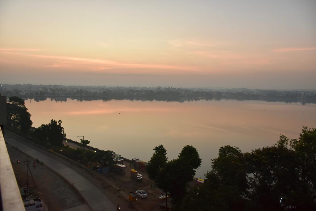 Grey Stone - Lakefront Penthouse Family Rooms Kolhápur Exteriér fotografie